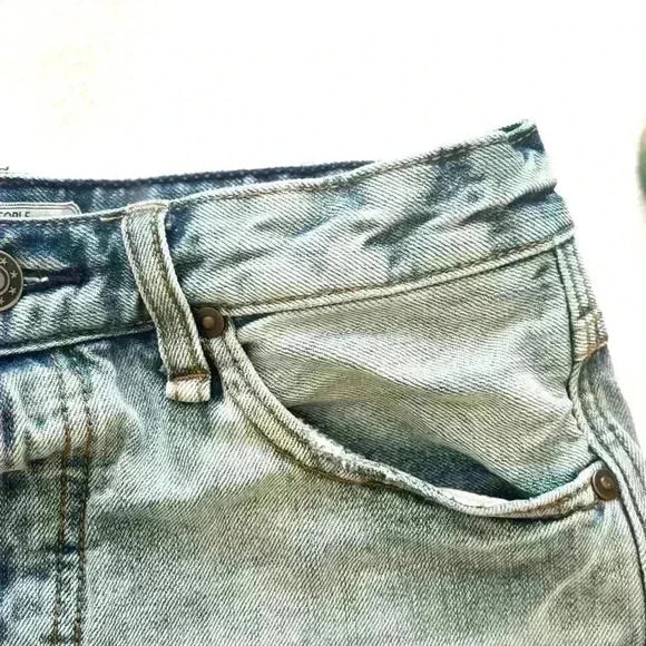 Free People Midrise Light Wash Button Fly Cheeky Denim Fray Jean Short Size 26 - Picture 5 of 13